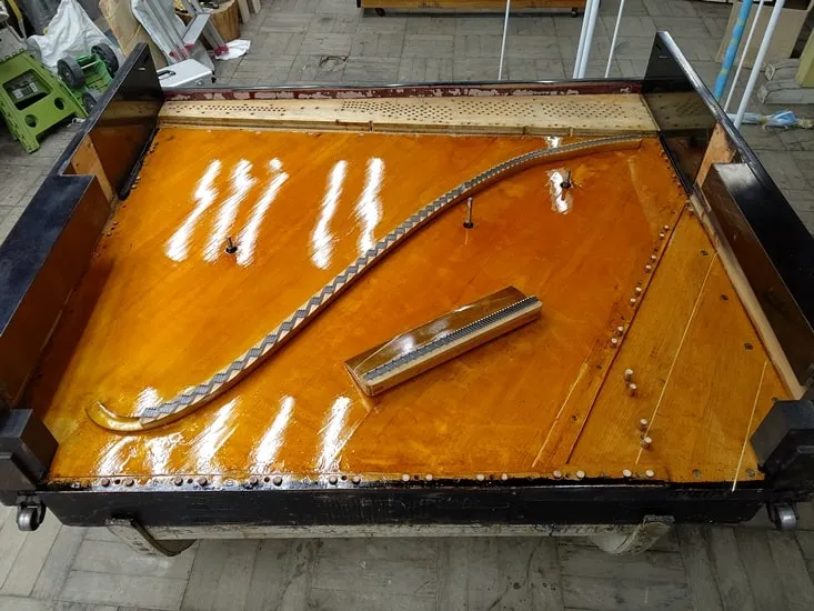 響鳴板修理後(割れ部埋木作業、ドイツニス塗装)