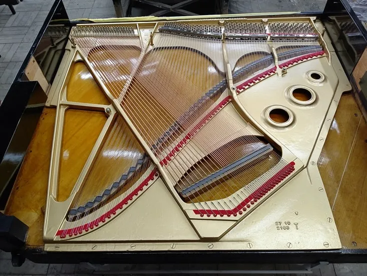 フレーム塗装後ピアノに設置